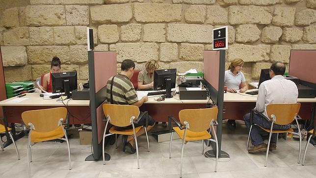 En la imagen, ciudadanos en las dependencias municipales de recaudaci�n para el pago de los tributos locales