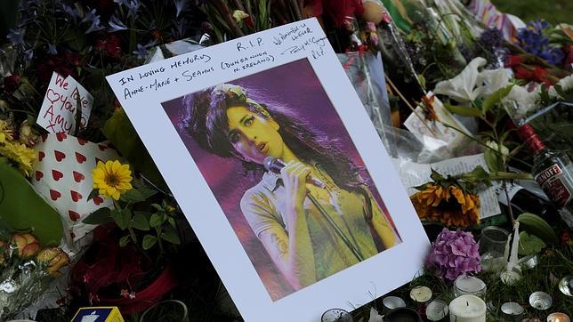 La muerte de Amy Winehouse dispara las ventas de su disco «Back to Black» La muerte de Amy Winehouse dispara las ventas de su disco «Back to Black»