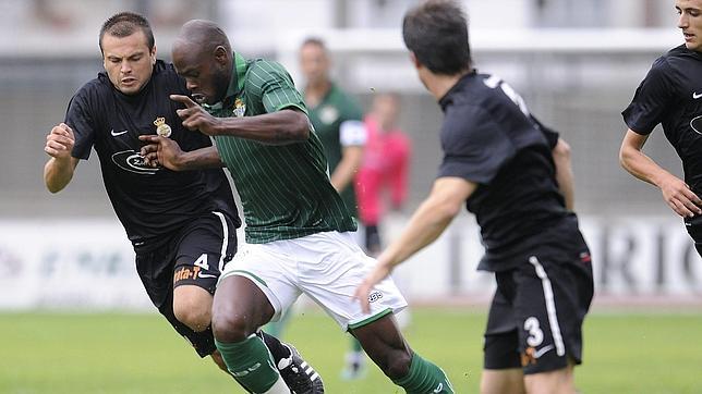 Un momento del primer partido del Betis en el triangular frente al Real Uni�n 