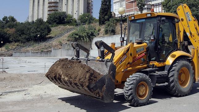 Una m�quina, ayer, trabajando en la construcci�n del nuevo aulario de ETEA