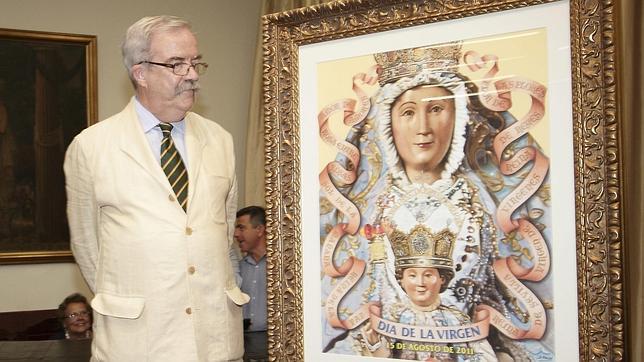 Daniel Puch Rodr�guez-Caso junto al cartel del d�a de la Virgen de los Reyes