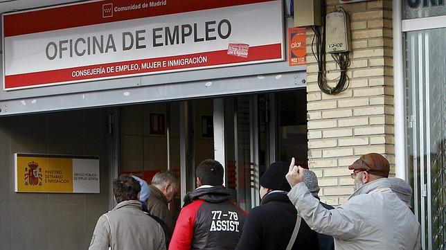 El paro baja en 76.500 personas en el segundo trimestre pero se mantiene por encima del 20% El paro baja en 76.500 personas en el segundo trimestre pero se mantiene por encima del 20%