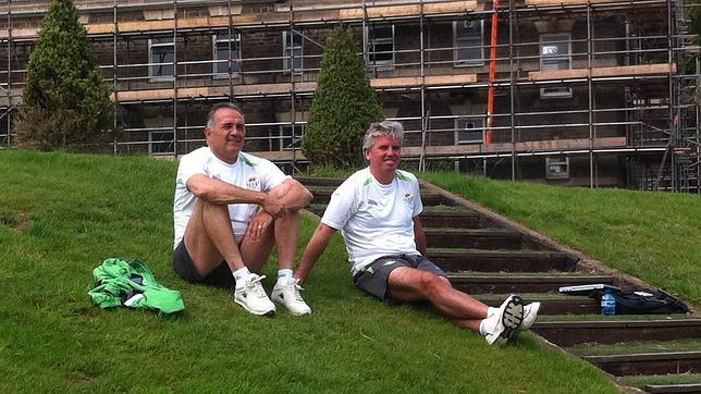 Rafael Gordillo y Miguel Guill�n, presenciando el entrenamiento del Betis en Cardiff
