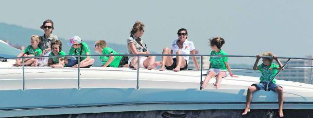 Doa Sofa, a bordo de la lancha Somni y acompaada de sus nietos Irene, Felipe, Pablo, Juan, Victoria y Miguel. Entre los nios, la Infanta Doa Elena y Mara Zurita