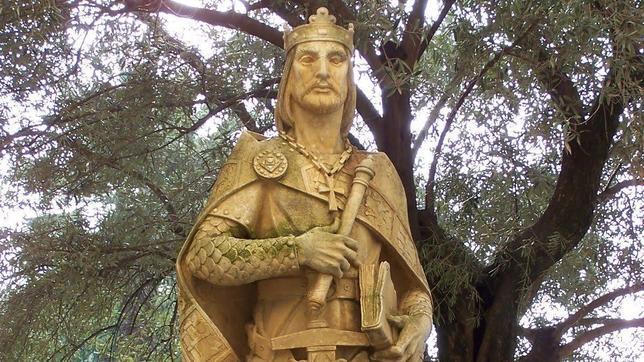 Escultura del Rey Alfonso XI ubicada en los Jardines del Alc�zar