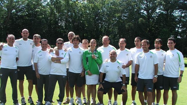 Los miembros del cuerpo t�cnico b�tico con la psic�loga Patricia Ram�rez en el centro