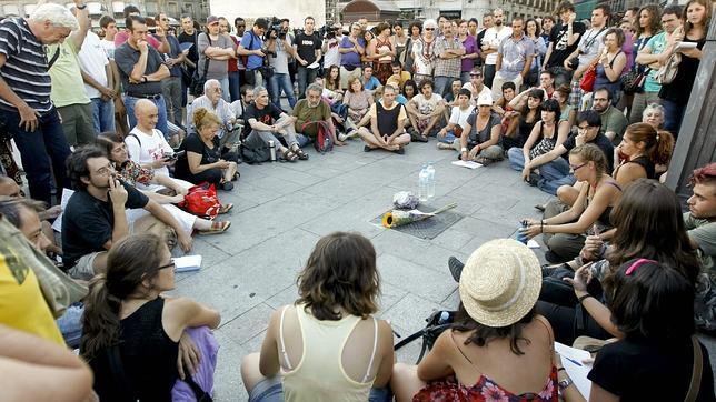 La Policía impide a los «indignados» poner un punto de información en Sol La Policía impide a los «indignados» poner un punto de información en Sol