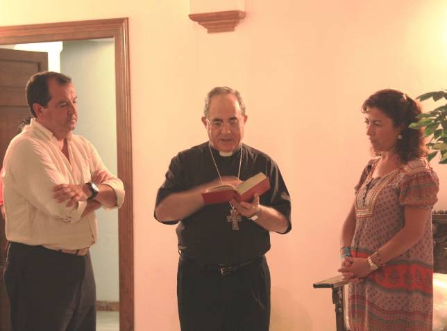 Luis Miguel Onieva y Teresa Mira flanquean al arzobispo durante la bendici�n de los rosarios