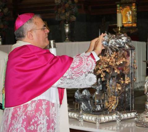 El obispo bendice un nuevo relicario para San Juan de �vila
