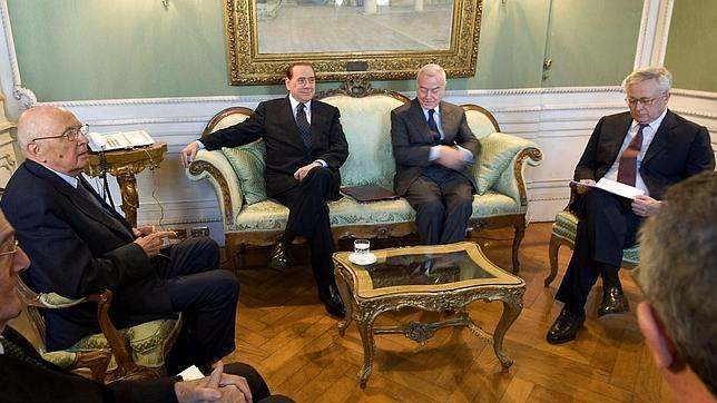 Berlusconi crea un impuesto adicional de hasta un 10% para los más ricos Berlusconi crea un impuesto adicional de hasta un 10% para los más ricos