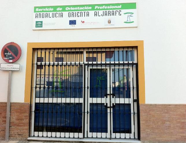 Oficina de Andaluc�a Orienta en Bormujos, cerrada al igual que las de Castilleja, Coria y Sanl�car la Mayor