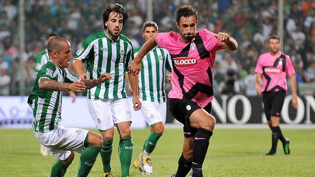 El jugador de la Juventus Mirko Vucinic supera al b�tico Mario ante la presencia de Be�at