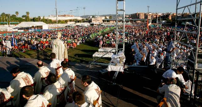 Miles de j�venes van al encuentro del Papa tras asistir a misa en El Fontanar