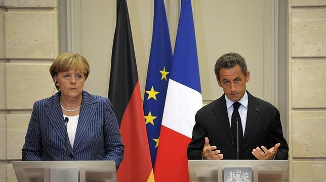 Merkel y Sarkozy piden que los países de la UE incluyan en sus constituciones un «límite del déficit público» Merkel y Sarkozy piden que los países de la UE incluyan en sus constituciones un «límite del déficit público»