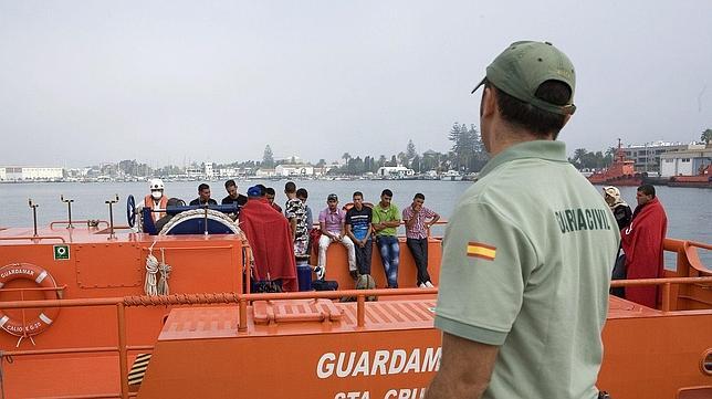Llegada al puerto de Motril de una lancha de Salvamento Martimo con un grupo de inmigrantes