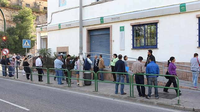 Quienes perciben los 400 euros no saben todavía si seguirán recibiéndolos o no Quienes perciben los 400 euros no saben todavía si seguirán recibiéndolos o no