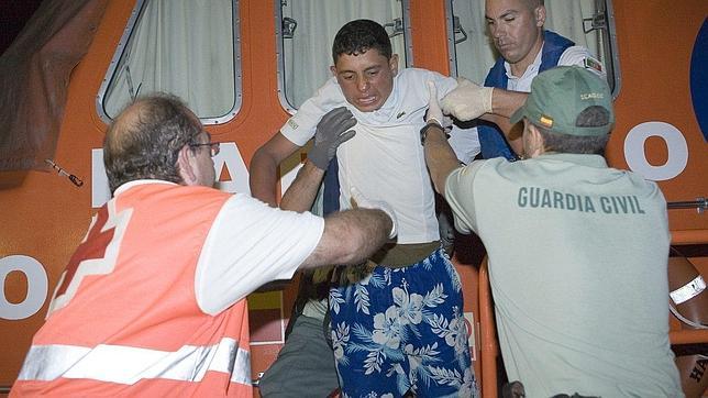 Llegada de un inmigrante ayer al puerto de Motril