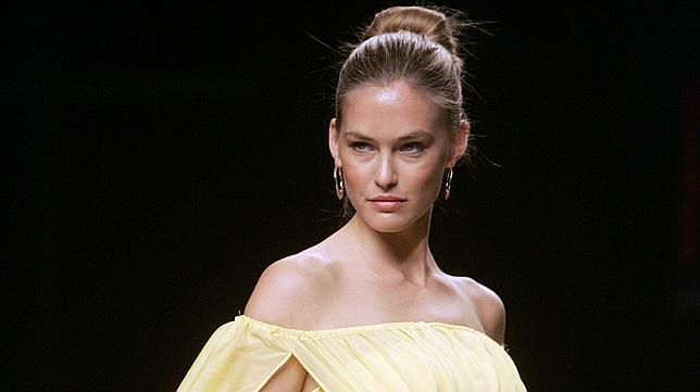 Bar Refaeli, en un pase del diseador malagueo Agustn Torralbo