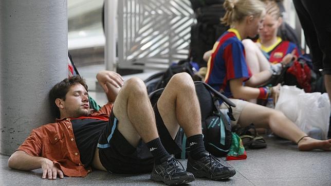 Los peregrinos, agotados pero felices, dejan Madrid por carretera y avi�n