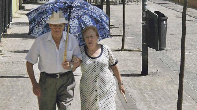 Dos personas protegi�ndose de sol