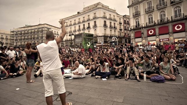 Indignados y peregrinos se reúnen en Sol para debatir y sumar fuerzas Indignados y peregrinos se reúnen en Sol para debatir y sumar fuerzas