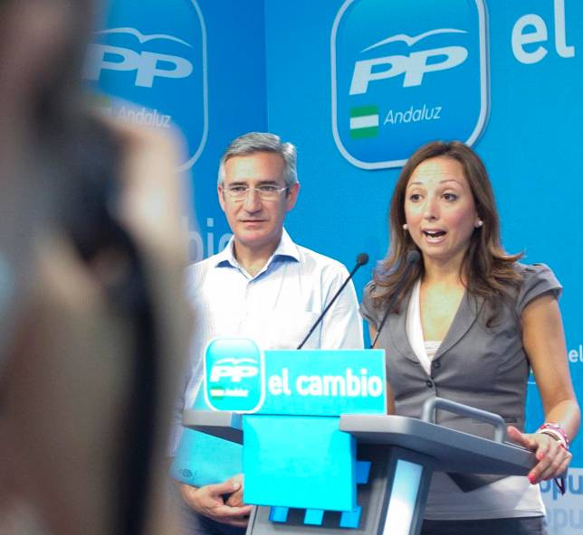 Miguel �ngel Zarauz y Patricia Navarro, ayer en la sede del PP-A