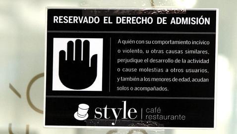 «Reservado el derecho de admisión a los menores, solos o acompañados» «Reservado el derecho de admisión a los menores, solos o acompañados»