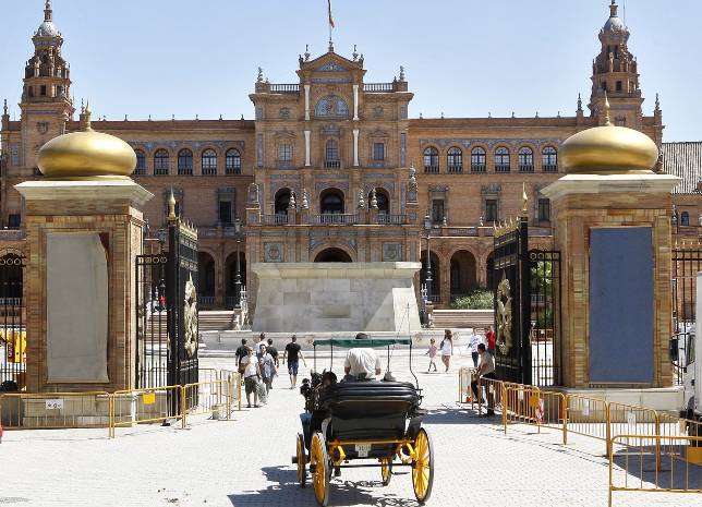 EFE/JUAN FERRERASLa Plaza de Espaa, transfigurada en el palacio presidencial del dictador y con la fuente oculta