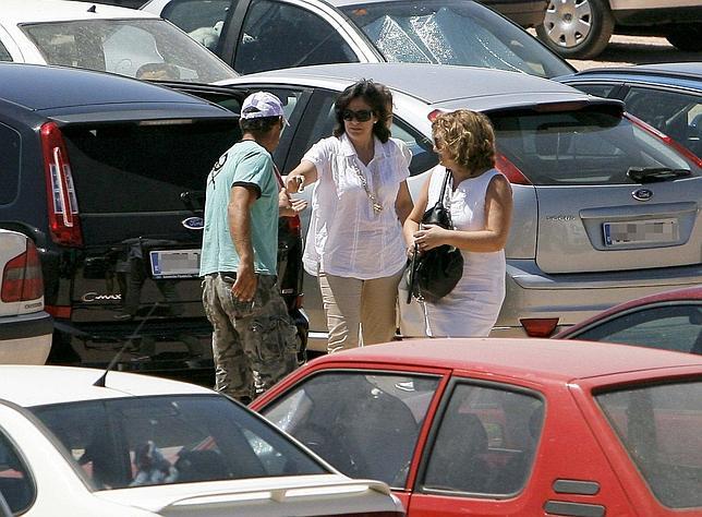 Sobre estas l�neas, unas mujeres pagan a un �gorrilla� en los aparcamientos pr�ximos a la estaci�n