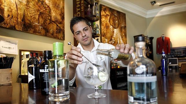 El barman pone, ayer, un gin-tonic con pepino en el Caf Mlaga
