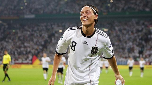 Ozil da a Alemania el billete a la Eurocopa Ozil da a Alemania el billete a la Eurocopa