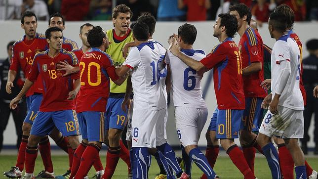 Todos a una en defensa de Iniesta