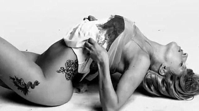 Lady Gaga se desnuda en un vídeo promocional del single «You and I» Lady Gaga se desnuda en un vídeo promocional del single «You and I»