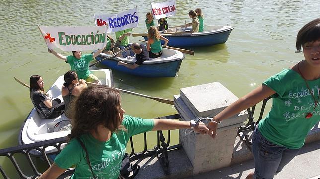 Casi 60 profesores forman una «cadena humana» para protestar contra los recortes Casi 60 profesores forman una «cadena humana» para protestar contra los recortes