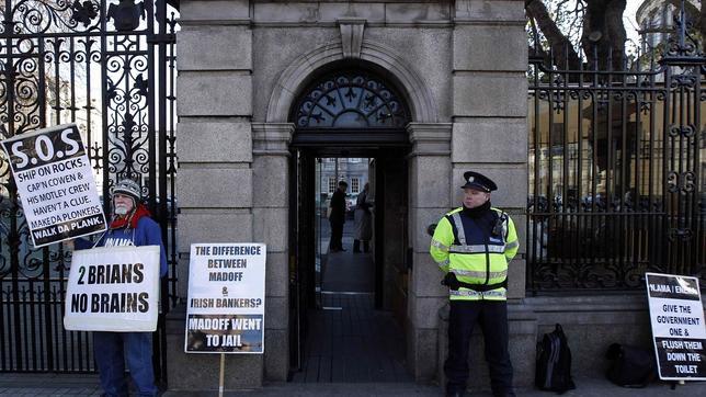 El BCE pide a Irlanda recortes en los salarios de los funcionarios El BCE pide a Irlanda recortes en los salarios de los funcionarios