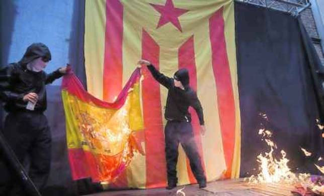 Imagen del grupo de independentistas que anteanoche quemaron banderas espa�olas en Barcelona