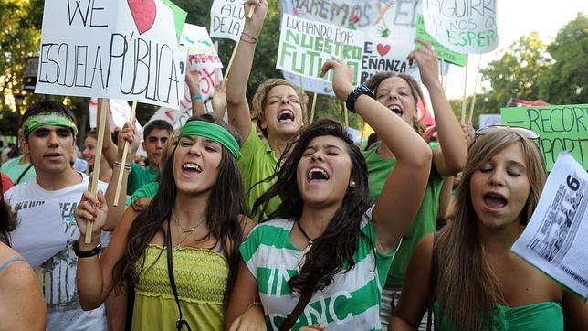 Cientos de profesores y estudiantes marchan contra los recortes en Madrid Cientos de profesores y estudiantes marchan contra los recortes en Madrid