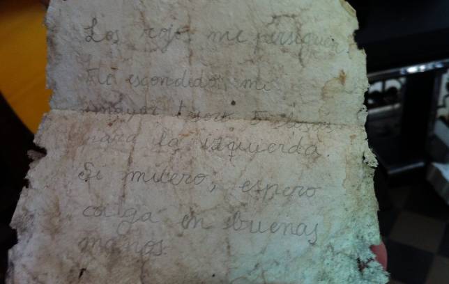 El documento est redactado sobre un papel presuntamente antiguo, aunque con caligrafa moderna