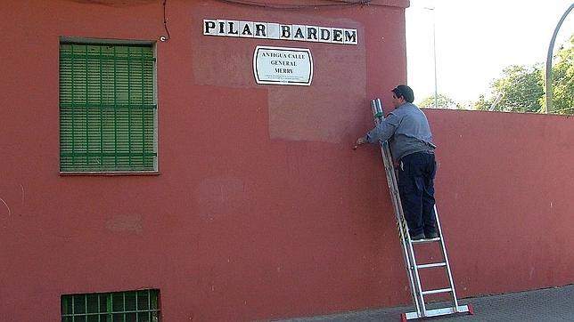 Un operario pinta la fachada junto al rtulo de Pilar Bardem