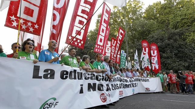 Miles de profesores se manifiestan en Madrid contra los recortes en educación Miles de profesores se manifiestan en Madrid contra los recortes en educación