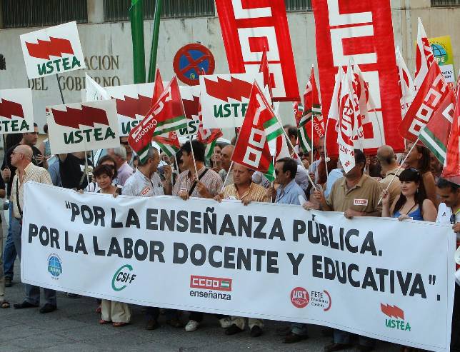 Los sindicatos se concentran contra los recortes en las escuelas p�blicas