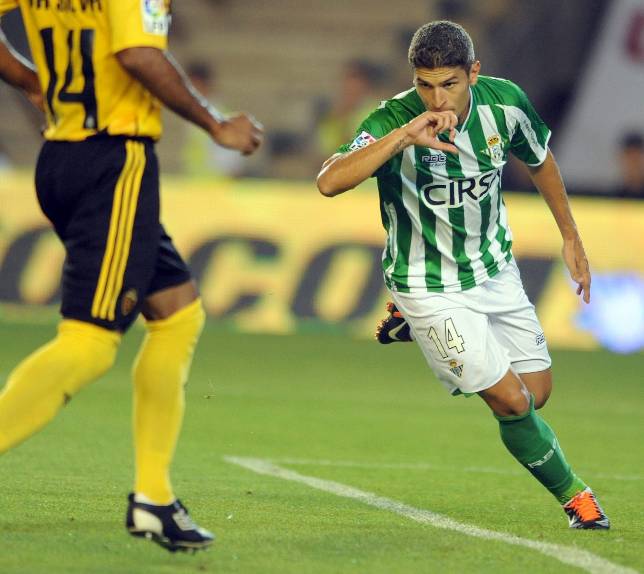 Salva Sevilla corre a celebrar su gol, el segundo del partido y conseguido                                     en el minuto once de penalti