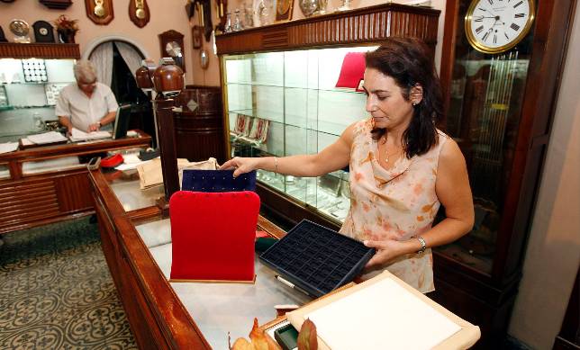 Vienen, roban el oro y se van