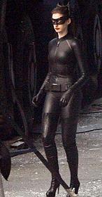 Anne Hathaway luce como auténtica «Catwoman» Anne Hathaway luce como auténtica «Catwoman»