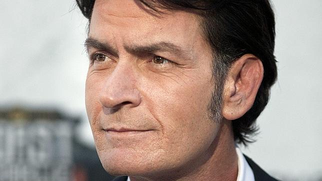 Charlie Sheen y la Warner hacen las paces Charlie Sheen y la Warner hacen las paces