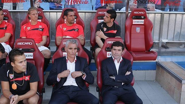 Marcelino, junto a su segundo, Rub�n Ur�a, en el banquillo del Vicente Calder�n