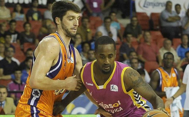 Calloway, defendido por el serbio del Valencia Markovic