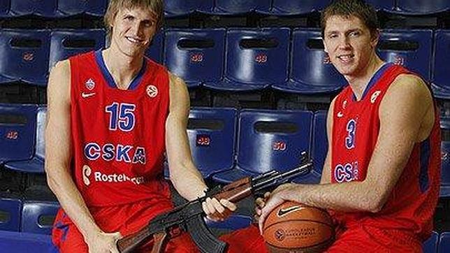 Kirilenko se presenta con un AK-47 en el CSKA Kirilenko se presenta con un AK-47 en el CSKA