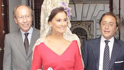 La madrina, de rojo y con mantilla