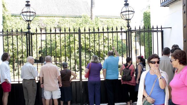 Multitud de curiosos se agolpan a la entrada del palacio